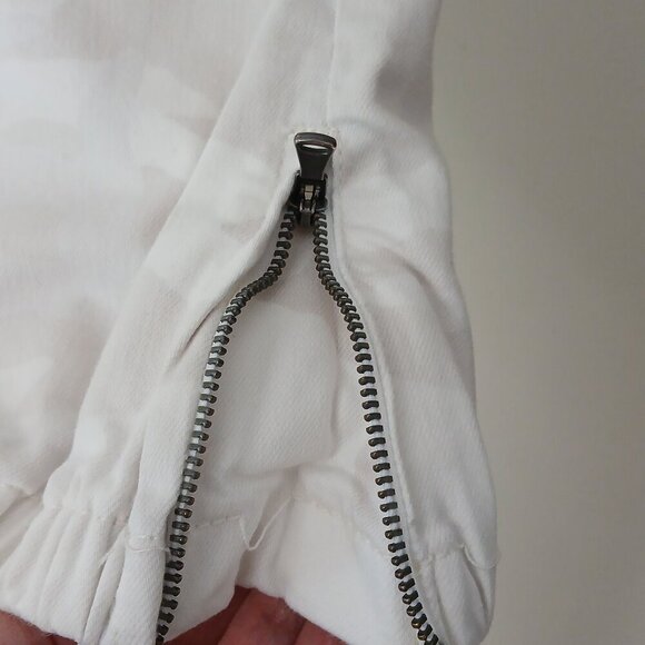 PAIGE Premium Denim Mayslie Jogger in Faded Beige Camo Size 27 - Picture 4 of 9